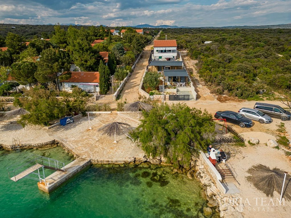 DOM + 2 MOBILNÉ DOMY, PRVÝ RAD PRI MORI - MANDRE, PAG