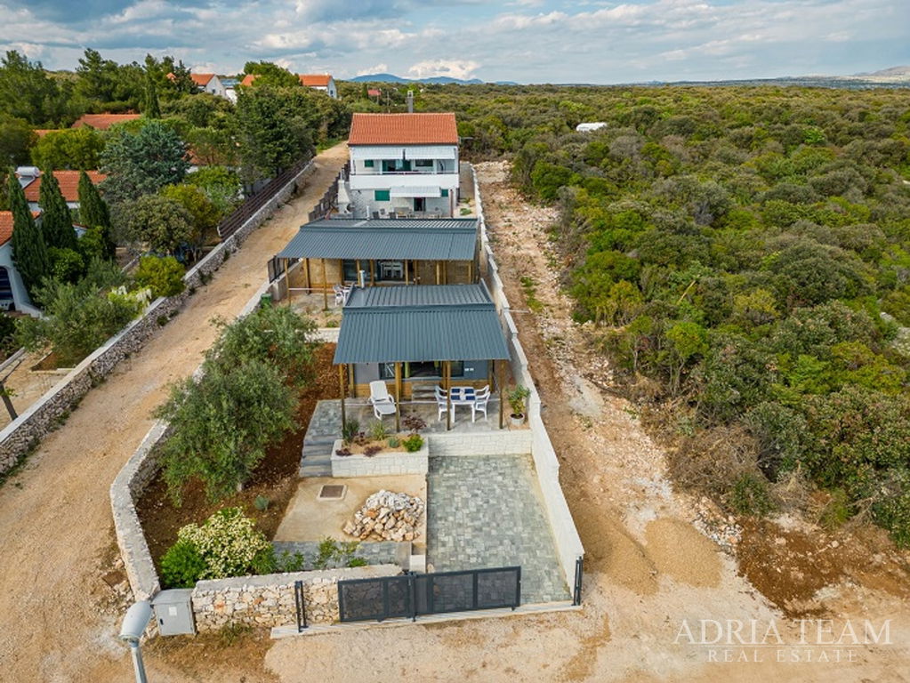 DOM + 2 MOBILNÉ DOMY, PRVÝ RAD PRI MORI - MANDRE, PAG