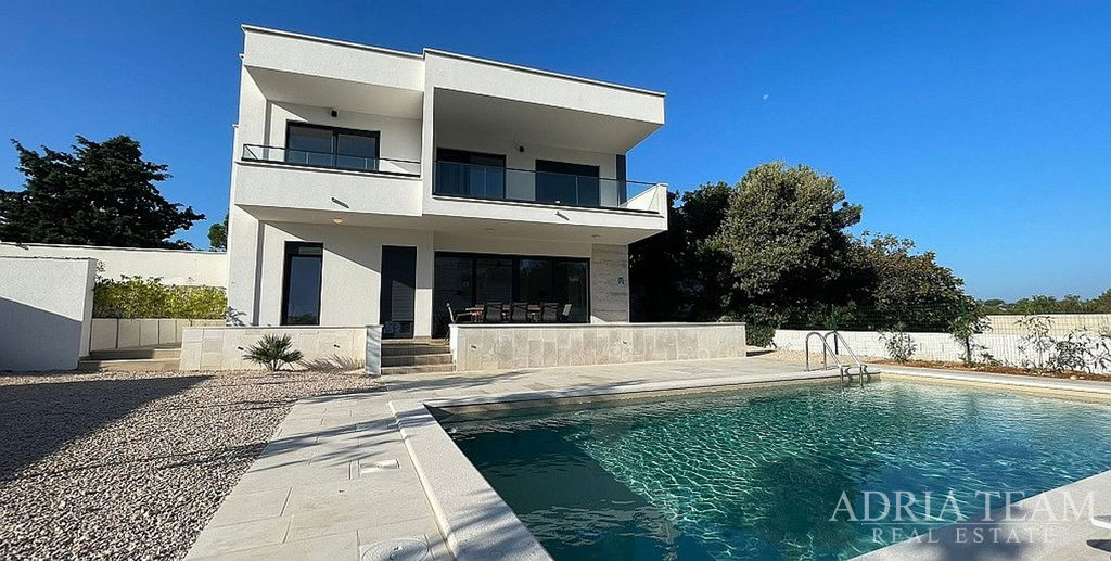 VILA BLÍZKO PLÁŽÍ, MATERSKEJ ŠKÔLKY A LOKUNJE - NOVALJA, PAG