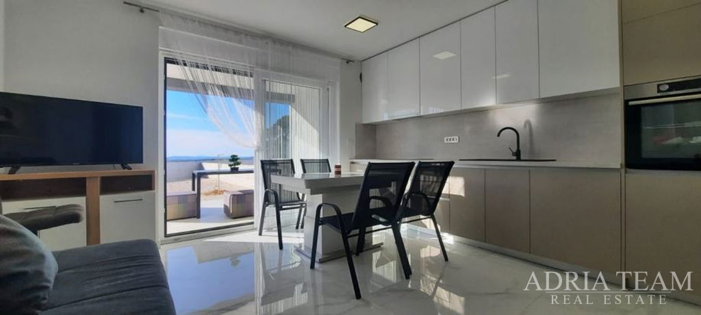 NOVOSTAVBA APARTMÁNU, VÝHĽAD NA MORE, ZÁHRADA 240m2 - POVLJANA, PAG