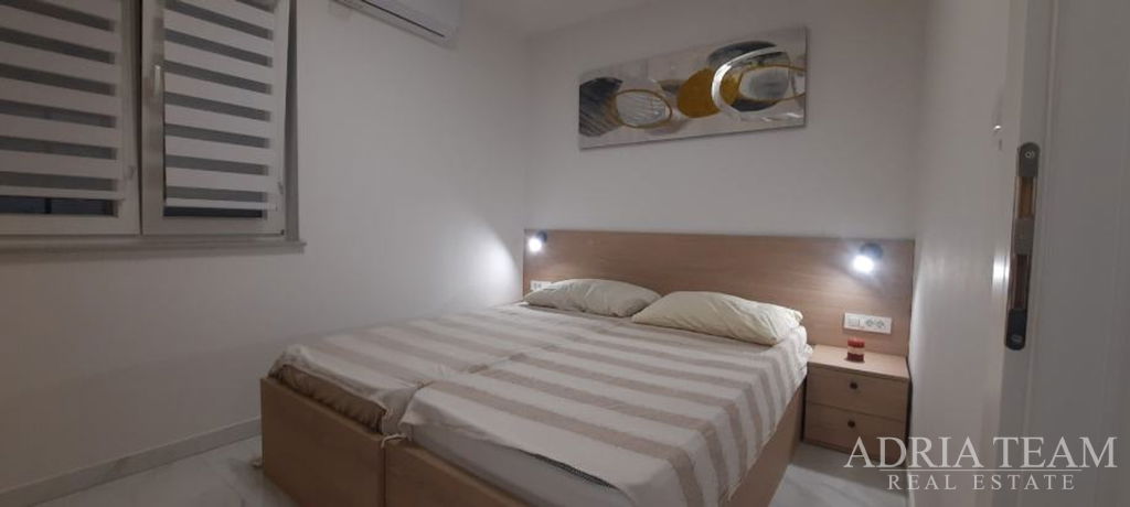 NOVOSTAVBA APARTMÁNU, VÝHĽAD NA MORE, ZÁHRADA 240m2 - POVLJANA, PAG