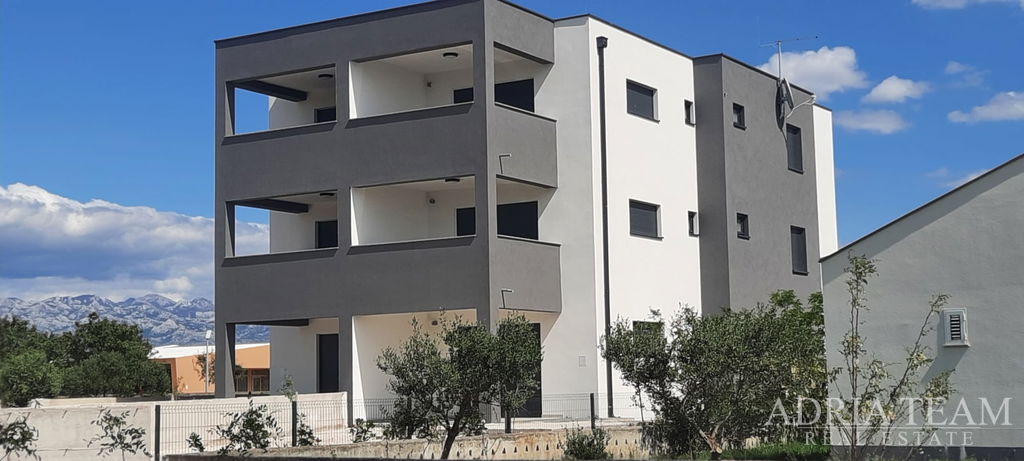 NOVOSTAVBA APARTMÁNU, VÝHĽAD NA MORE, ZÁHRADA 240m2 - POVLJANA, PAG