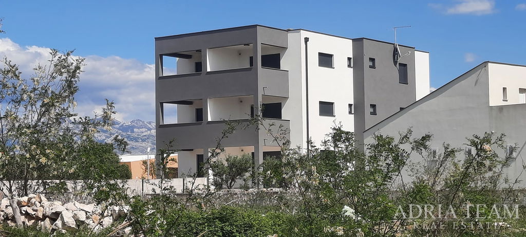 NOVOSTAVBA APARTMÁNU, VÝHĽAD NA MORE, ZÁHRADA 240m2 - POVLJANA, PAG