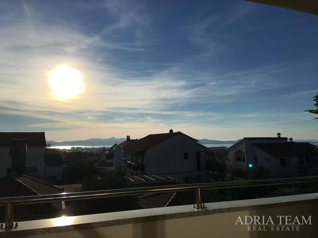 TROJIZBOVÝ BYT V BLÍZKOSTI VŠETKÝCH SLUŽIEB PRE ŽIVOT  - PLOVANIJA, ZADAR