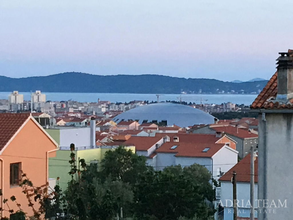 TROJIZBOVÝ BYT V BLÍZKOSTI VŠETKÝCH SLUŽIEB PRE ŽIVOT  - PLOVANIJA, ZADAR