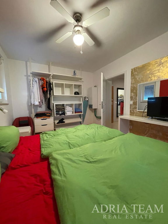 TROJIZBOVÝ BYT V BLÍZKOSTI VŠETKÝCH SLUŽIEB PRE ŽIVOT  - PLOVANIJA, ZADAR