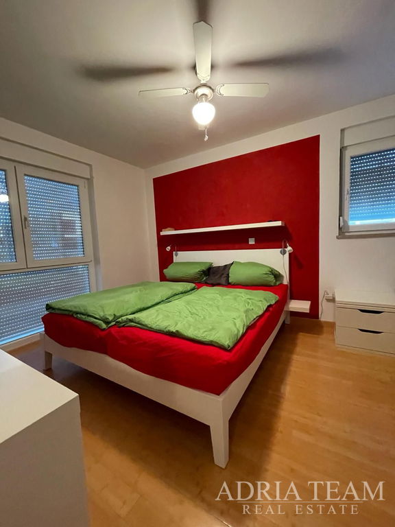 TROJIZBOVÝ BYT V BLÍZKOSTI VŠETKÝCH SLUŽIEB PRE ŽIVOT  - PLOVANIJA, ZADAR