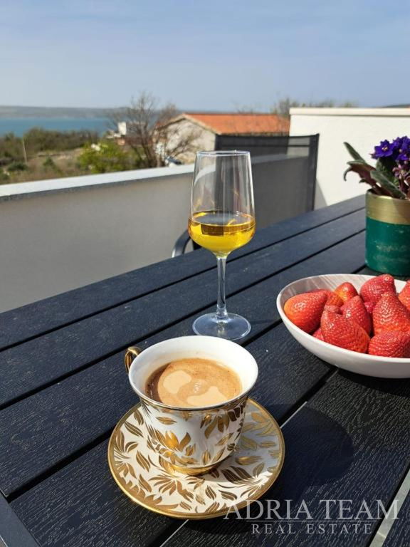 TROJIZBOVÝ APARTMÁN S VÝHĽADOM NA MORE - MASLENICA