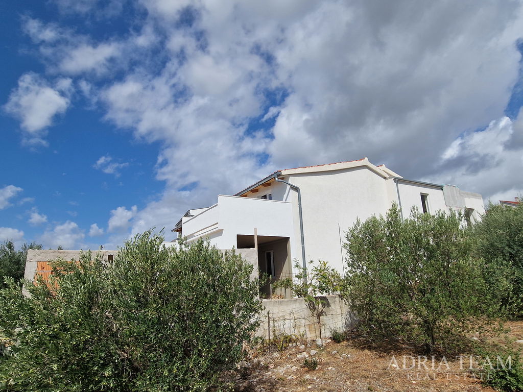 TROJIZBOVÝ APARTMÁN S VÝHĽADOM NA MORE - MASLENICA