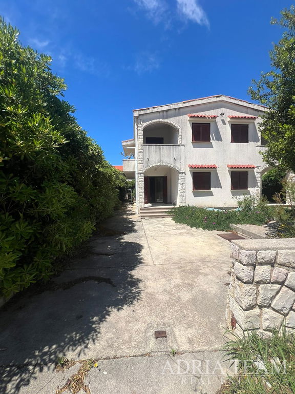 POLOVICA DOMU S TROMI APARTMÁNMI, VÝBORNÁ POLOHA, 140 m OD PLÁŽE - POVLJANA, PAG