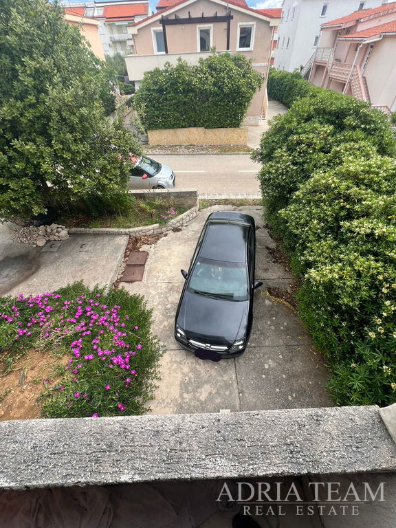 POLOVICA DOMU S TROMI APARTMÁNMI, VÝBORNÁ POLOHA, 140 m OD PLÁŽE - POVLJANA, PAG