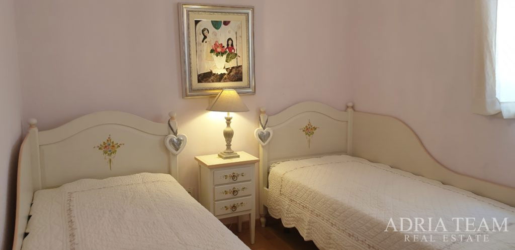 RODINNÁ VILA, 250 m OD MORA A CENTRA MESTA - NOVALJA, PAG