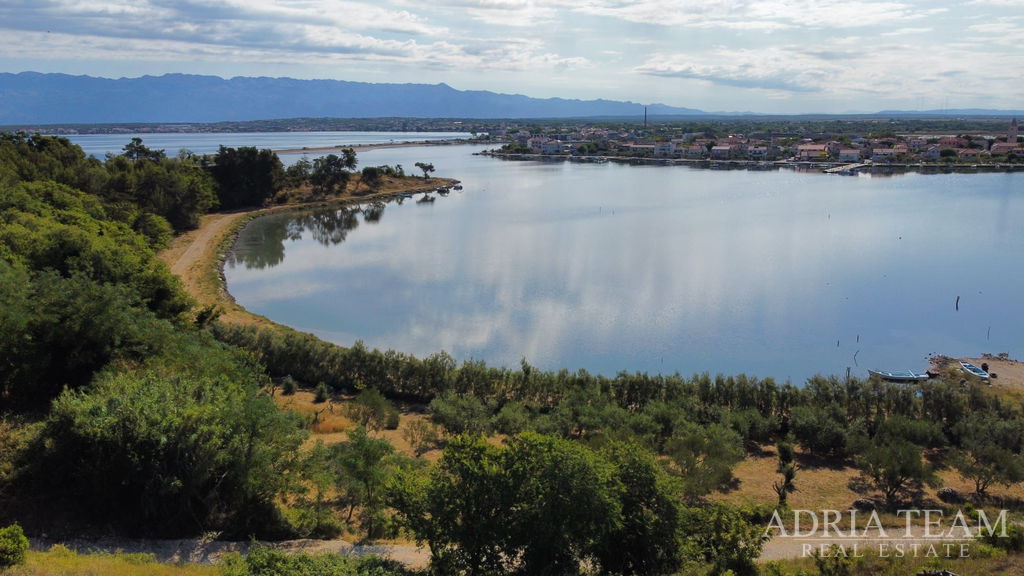 STAVEBNÝ POZEMOK PRVÝ RAD PRI MORI S PROJEKTOM NA VILU, TOP LOKALITA – NIN, ZATON