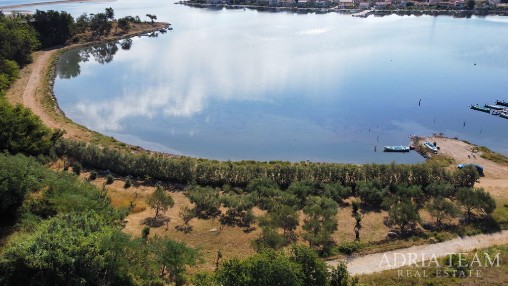 STAVEBNÝ POZEMOK PRVÝ RAD PRI MORI S PROJEKTOM NA VILU, TOP LOKALITA – NIN, ZATON