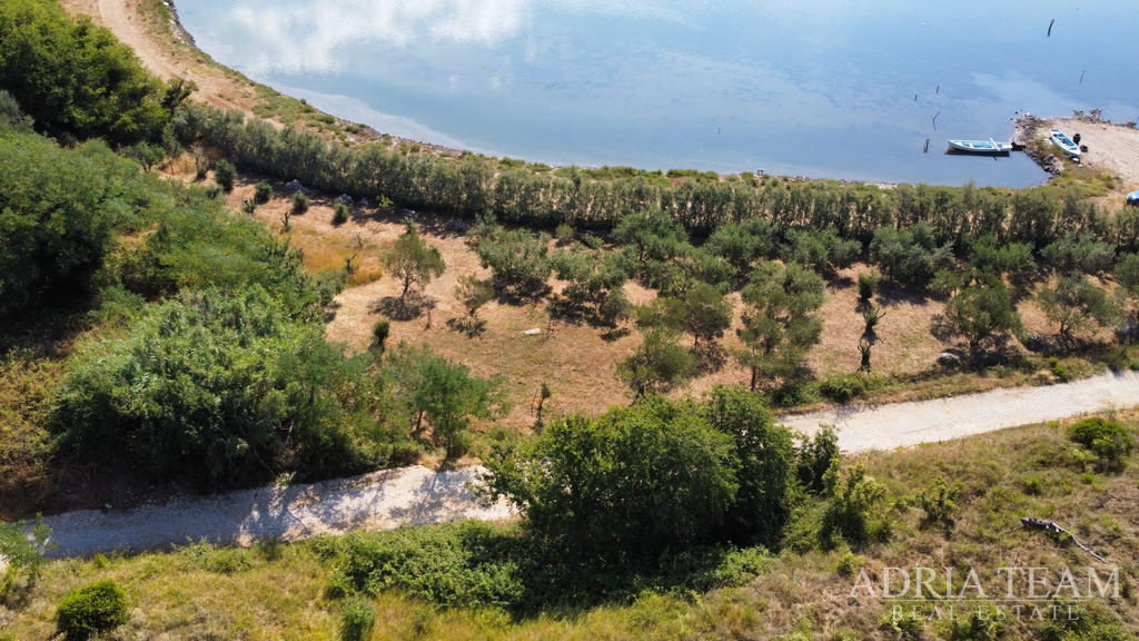 STAVEBNÝ POZEMOK PRVÝ RAD PRI MORI S PROJEKTOM NA VILU, TOP LOKALITA – NIN, ZATON