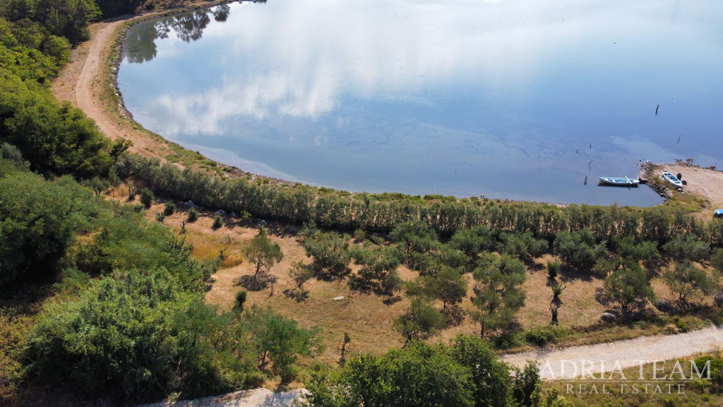 STAVEBNÝ POZEMOK PRVÝ RAD PRI MORI S PROJEKTOM NA VILU, TOP LOKALITA – NIN, ZATON