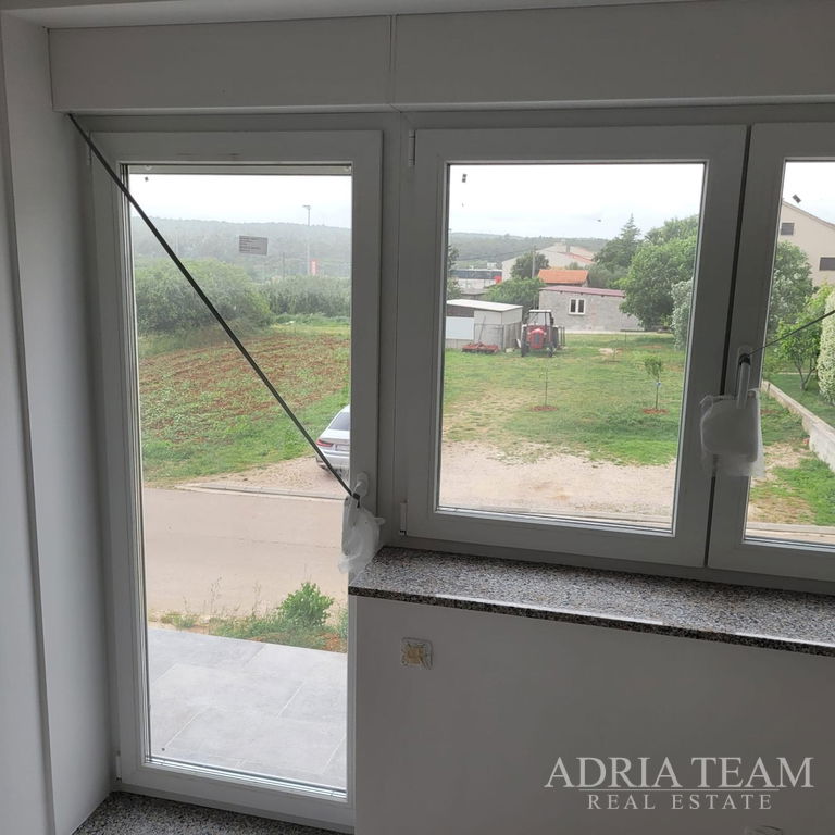 APARTMÁN SO ZÁHRADOU, POKOJNÁ A TICHÁ POLOHA - POSEDARJE, ZADAR