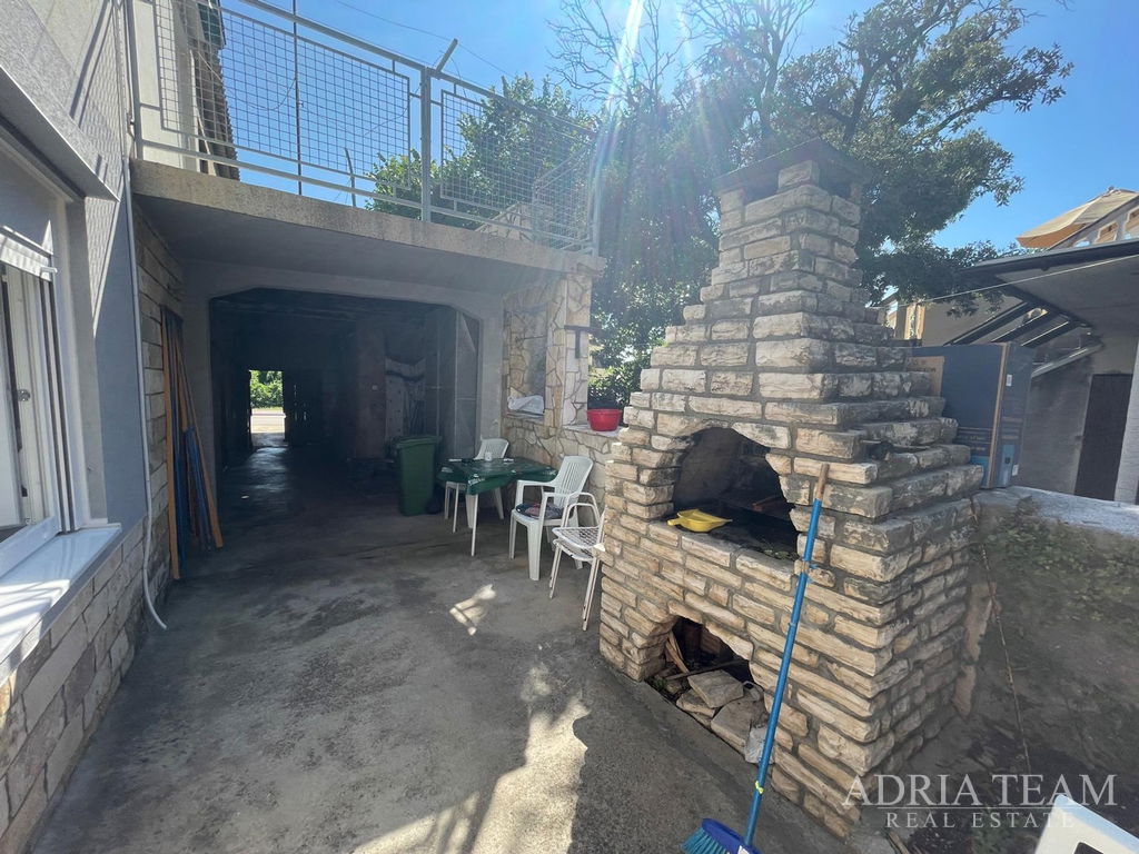 DOM VZDIALENÝ 650 M OD MORA, CENTRUM – POVLJANA, PAG