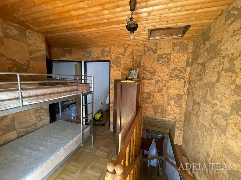 DOM VZDIALENÝ 650 M OD MORA, CENTRUM – POVLJANA, PAG