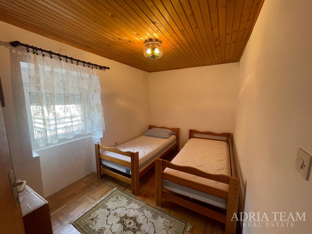 DOM VZDIALENÝ 650 M OD MORA, CENTRUM – POVLJANA, PAG