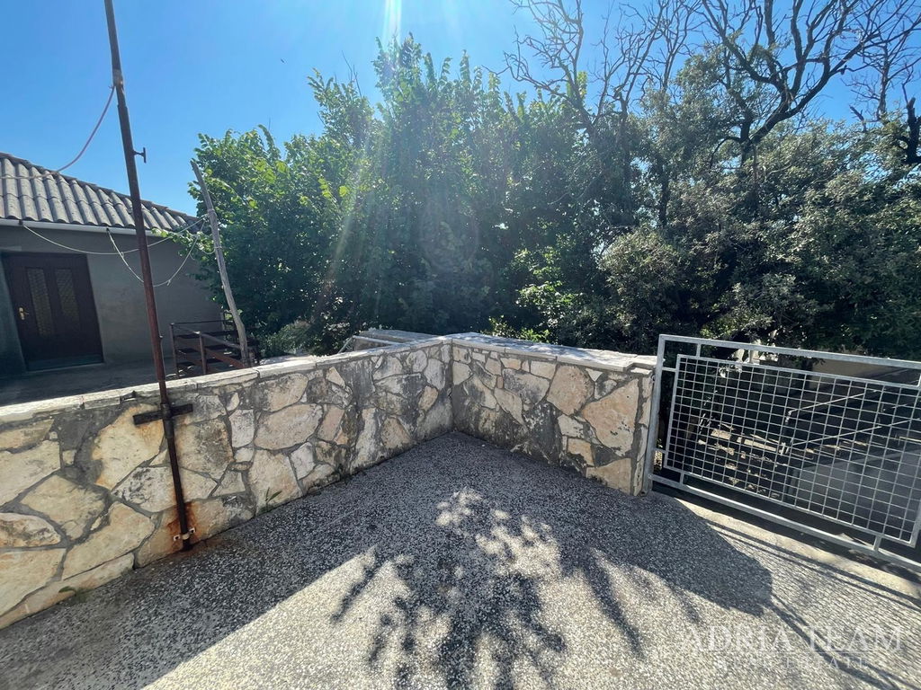 DOM VZDIALENÝ 650 M OD MORA, CENTRUM – POVLJANA, PAG