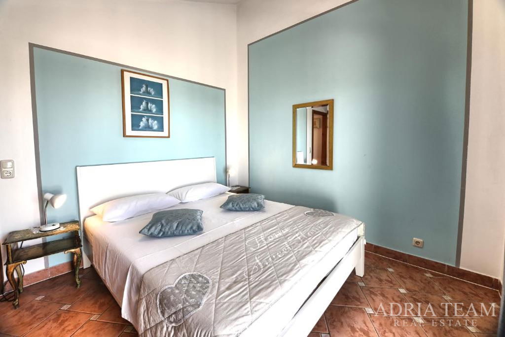 DOM S 3 BYTOVÝMI JEDNOTKAMI – NEVIĐANE, OSTROV PAŠMAN