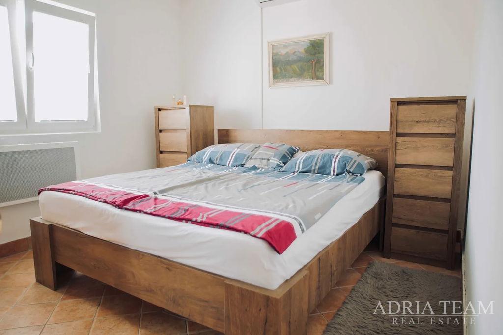 ZREKONŠTRUOVANÝ DOM S VÝHĽADOM NA MORE A 4 BYTAMI - VIR