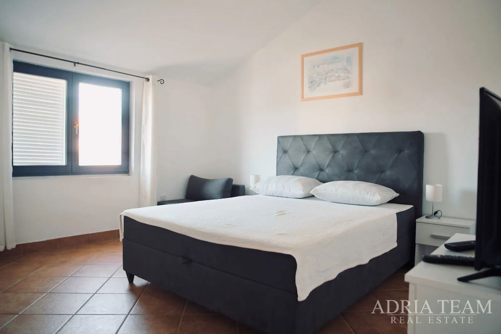 ZREKONŠTRUOVANÝ DOM S VÝHĽADOM NA MORE A 4 BYTAMI - VIR