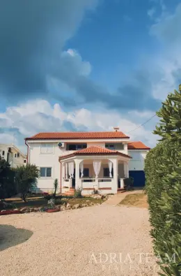 ZREKONŠTRUOVANÝ DOM S VÝHĽADOM NA MORE A 4 BYTAMI - VIR nehnuteľnosť na predaj