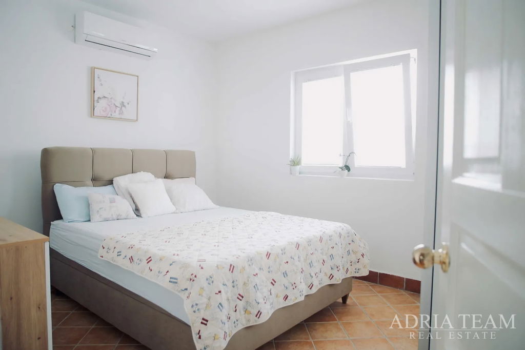 ZREKONŠTRUOVANÝ DOM S VÝHĽADOM NA MORE A 4 BYTAMI - VIR