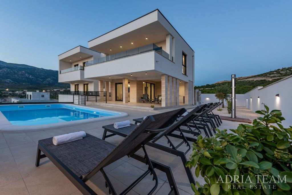 NOVOPOSTAVENÁ VILA S VÝHĽADOM NA MORE, HORY A LES – ROVANJSKA