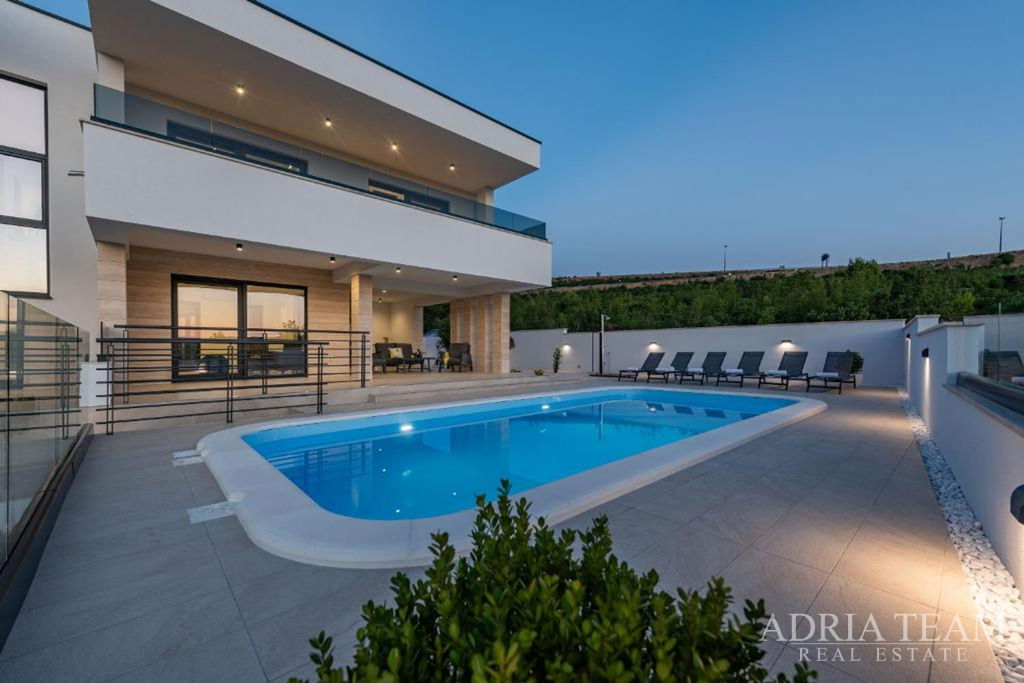 NOVOPOSTAVENÁ VILA S VÝHĽADOM NA MORE, HORY A LES – ROVANJSKA