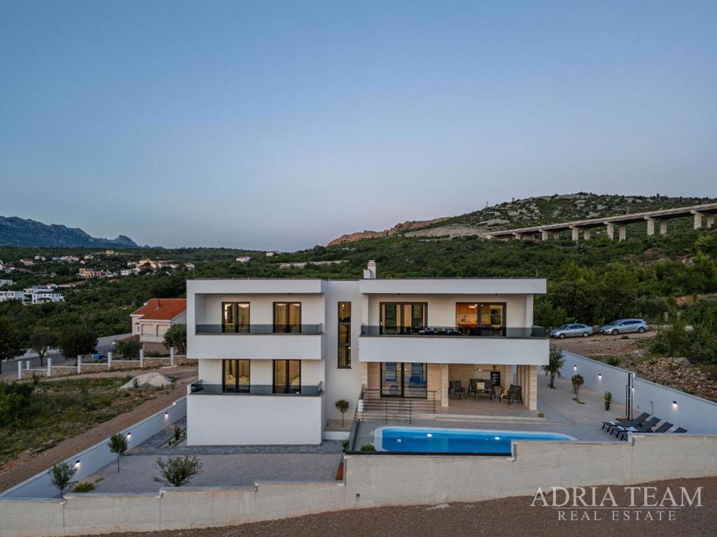 NOVOPOSTAVENÁ VILA S VÝHĽADOM NA MORE, HORY A LES – ROVANJSKA