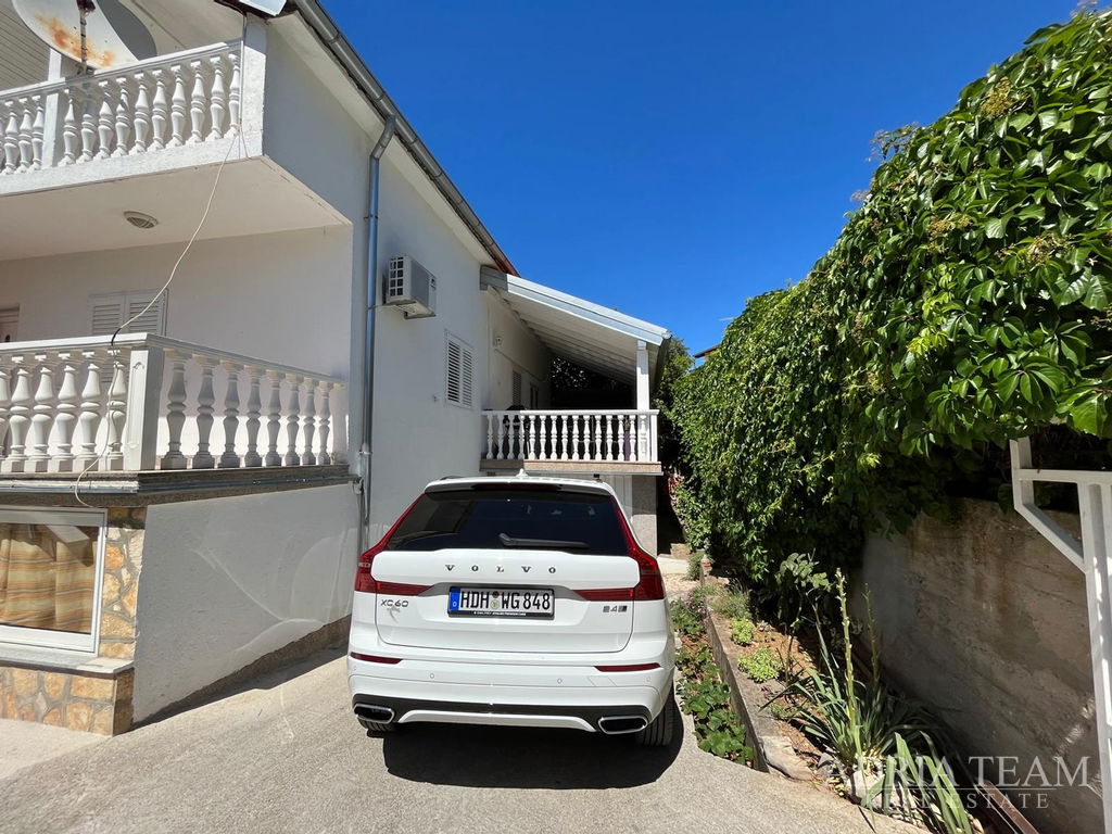 ZREKONŠTRUOVANÝ APARTMÁNOVÝ DOM 200 M OD MORA, GARÁŽ A ZÁHRADA – GORNJI KARIN