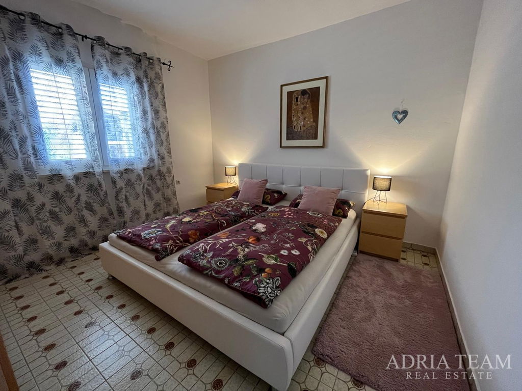 ZREKONŠTRUOVANÝ APARTMÁNOVÝ DOM 200 M OD MORA, GARÁŽ A ZÁHRADA – GORNJI KARIN