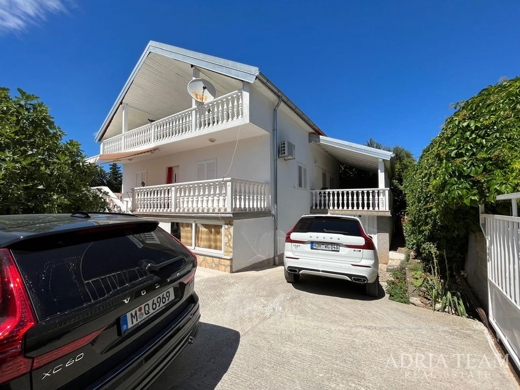 ZREKONŠTRUOVANÝ APARTMÁNOVÝ DOM 200 M OD MORA, GARÁŽ A ZÁHRADA – GORNJI KARIN