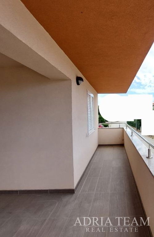 APARTMÁN V NOVOSTAVBE S VÝHĽADOM NA MORE – BIOGRAD NA MORU