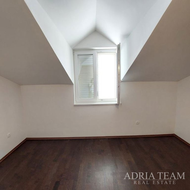 APARTMÁN V NOVOSTAVBE S VÝHĽADOM NA MORE – BIOGRAD NA MORU