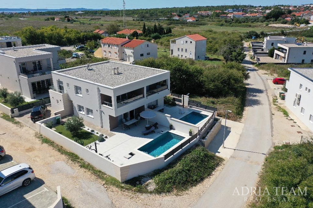 VILA S BAZÉNOM, VÝHĽAD NA MORE – NIN, ZADAR