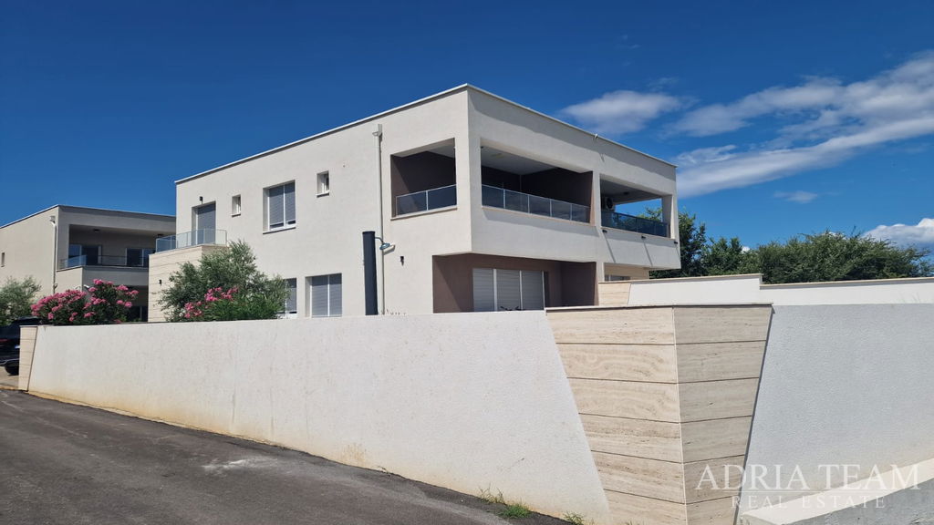 VILA S BAZÉNOM, VÝHĽAD NA MORE – NIN, ZADAR