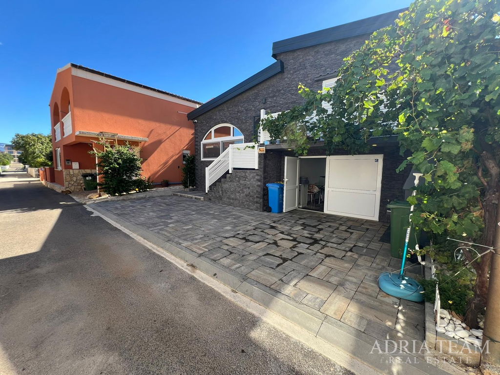 DOM S VÝHĽADOM NA MORE – VIR