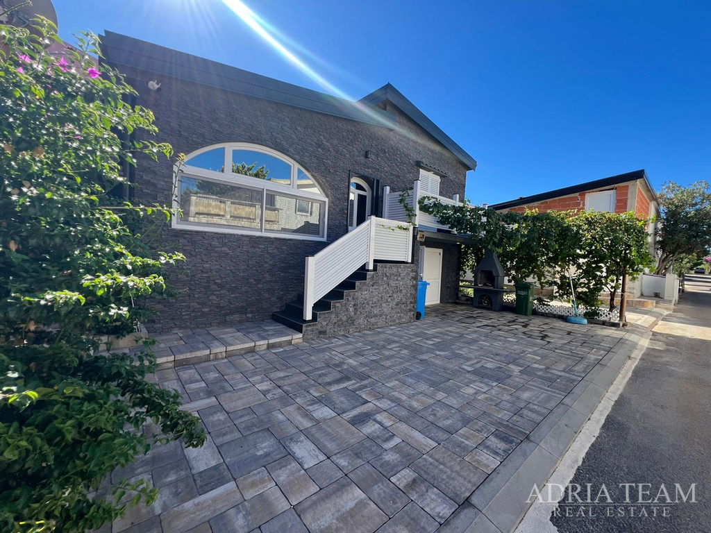 DOM S VÝHĽADOM NA MORE – VIR