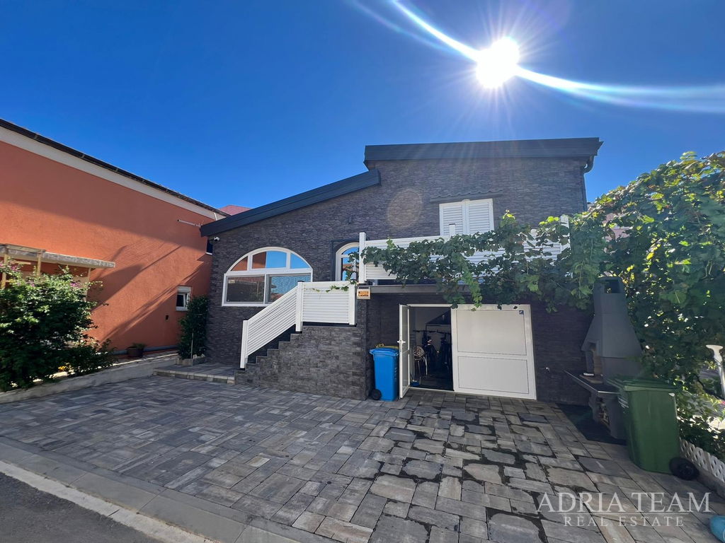 DOM S VÝHĽADOM NA MORE – VIR