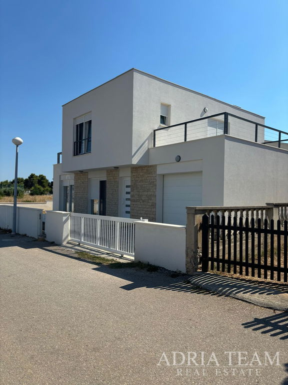 RODINNÝ DOM S GARÁŽOU A OTVORENÝM VÝHĽADOM NA MORE A HORY – VIR