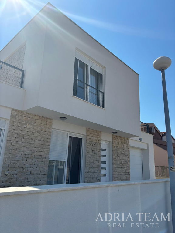 RODINNÝ DOM S GARÁŽOU A OTVORENÝM VÝHĽADOM NA MORE A HORY – VIR