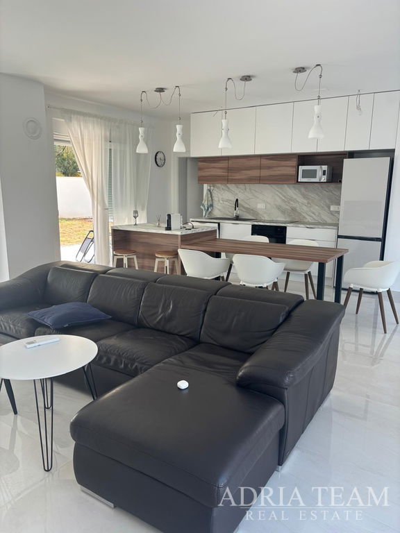 RODINNÝ DOM S GARÁŽOU A OTVORENÝM VÝHĽADOM NA MORE A HORY – VIR