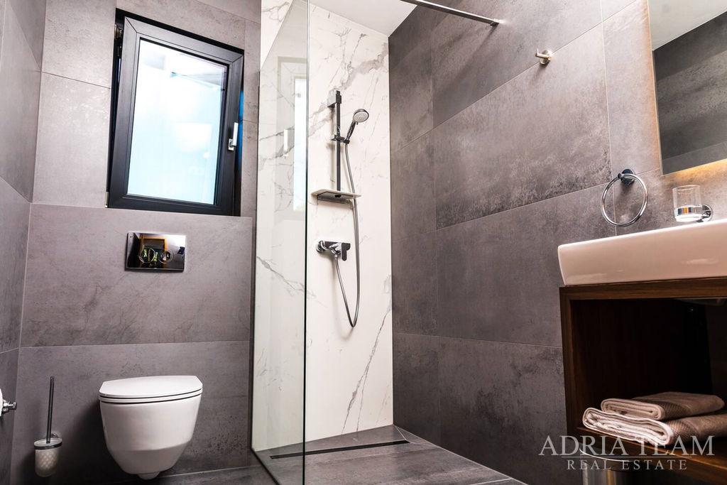 APARTMÁNY V MESTSKEJ VILE S BAZÉNOM, 250m OD MORA - VIR, ZADAR