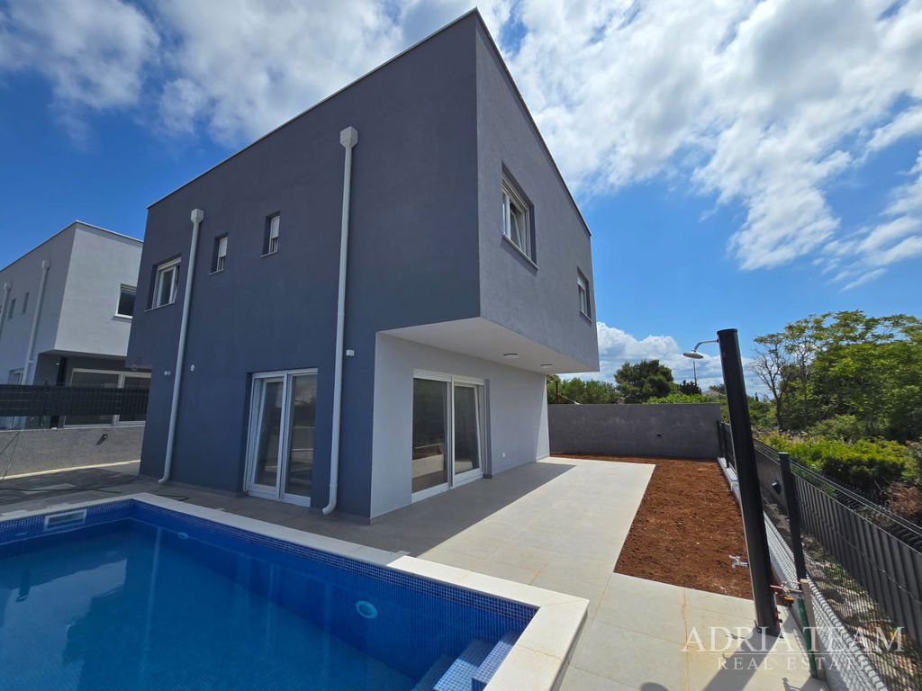 MODERNÝ DOM S BAZÉNOM - VIR