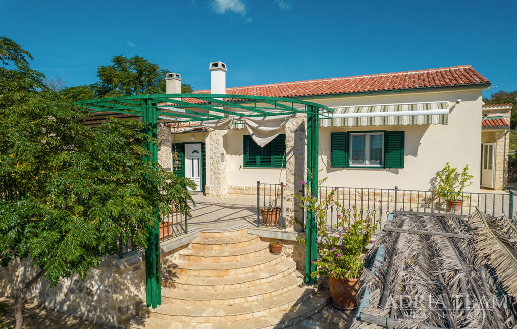 VILA S BAZÉNOM A KRÁSNE UPRAVENÝM PRIESTRANNÝM DVOROM – CASKA, PAG