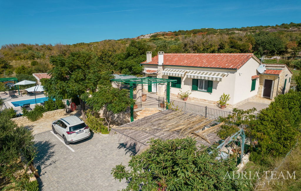 VILA S BAZÉNOM A KRÁSNE UPRAVENÝM PRIESTRANNÝM DVOROM – CASKA, PAG